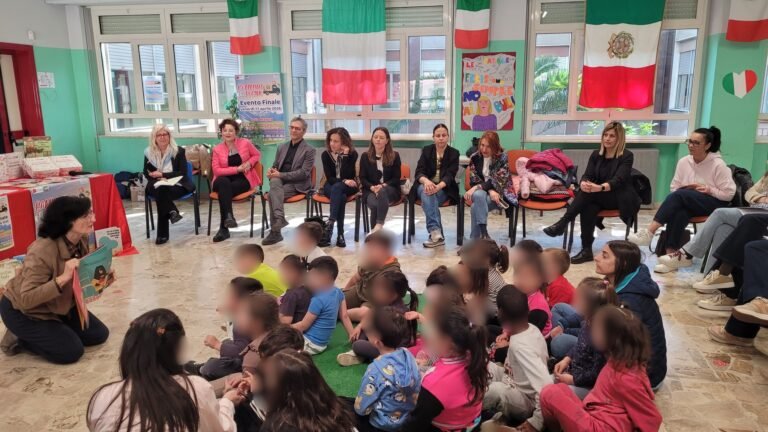 Un momento della lettura au bambini dell scuola dell'infanzia IC Pe1